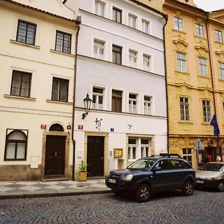 U Zlateho Konicka / The Golden Horse House לינה וארוחת בוקר 3*